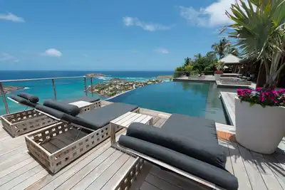 Image de Villa de 8 chambres avec piscine à débordement chauffée et jacuzzi