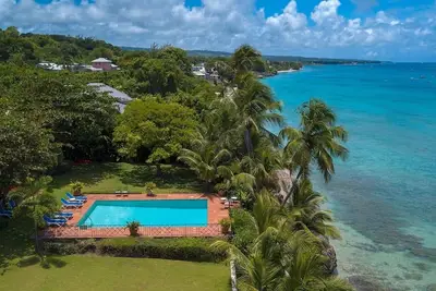 Image de Villa isolée en bord de mer avec grande piscine et jardins - Fryers Well Bay