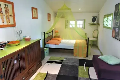 Bungalow dans un grand jardin tropical
