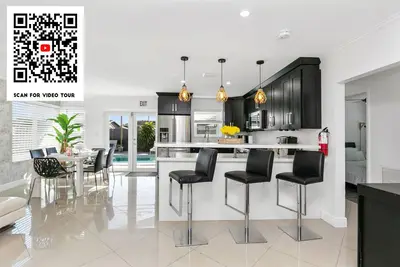 Image de 3b Pool Home, King Bed, Private Yard, Grill, Ping Pong Table & EVCharger