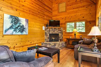 Image de 2br Red River Gorge 'Mane Stay Cabin' avec bain Ă remous!