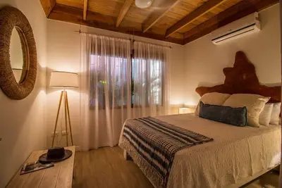 Image de À seulement quelques pas des vagues et une courte promenade de yoga, cette casita moderne peut accueillir 6 personnes.
