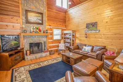 Image de Cabine rustique 3br Mtn à Boone, vues, bain à remous, terrasse spacieuse, suite King, table de billard