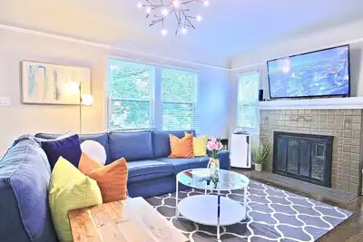Image de 6br / 3ba Joyau Wallingford, à quelques minutes du centre-ville!