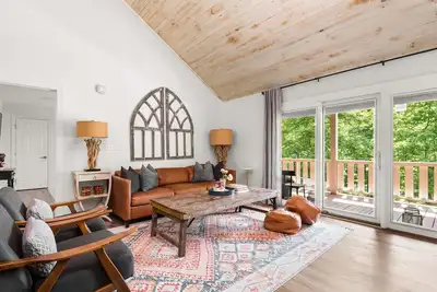 Image de Leiper's Fork Home Balcony Balcon extérieur de 70 pieds surplombant la campagne sur 12 hectares isolés
