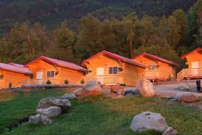 Image de Knik River Lodge - Cabines confortables - Circuits en hélicoptère et en traîneau à chiens - Cuisine raffinée