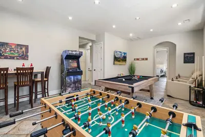 Image de Lone Oak Lodge, immense terrain boisé, maison de luxe de 4 chambres de plain-pied