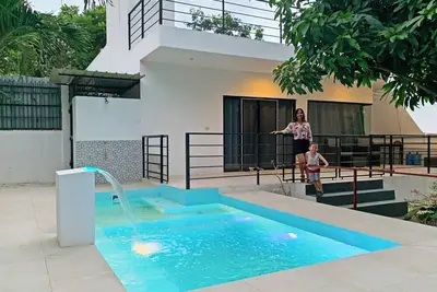 Image de Designer Villa with private Pool and Rooftop Lounge in Tropical Garden