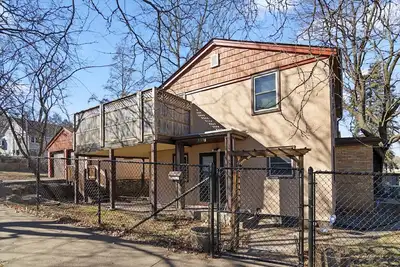 Image de Maison récemment meublée avec terrasse spacieuse