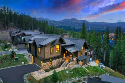 Location PRÊT Le 12/19! Nouvelle construction avec bain à remous, patios et sur la rivière bleue!
