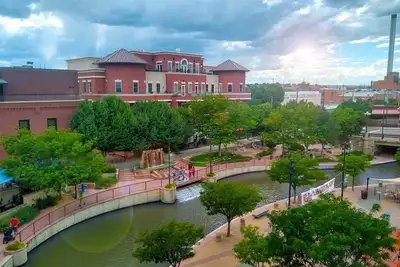 Image de Riverwalk Retreat Unit 303 à Bella Santi sur l'historique Riverwalk de Pueblo 30 jours +