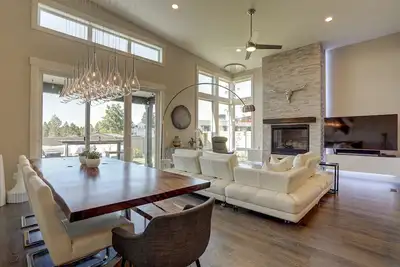 Image de Ruby Peak - Moderne, lumineux, A / C, vue sur la montagne, Peloton, bain à remous, salon extérieur