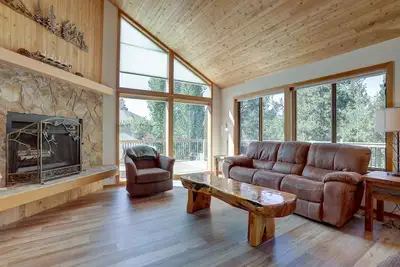 Image de 15 Big Leaf - Rénové, pelouse herbeuse, emplacement fabuleux, bain à remous, 8 passes Sharc