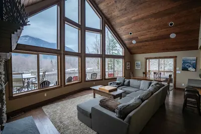 Image de chalet au bord de la rivière plus récent sur 5 acres, peut accueillir 12 superbes vues