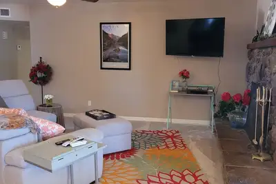 Image de Maison de style campagnard relaxante avec cour spacieuse dans un quartier calme.