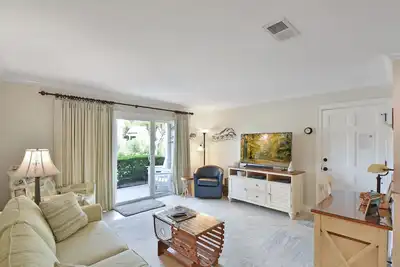 Image de Marcher au village. Courte distance à la plage. 2 piscines. 1 chauffé