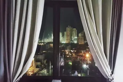 Image de Cebu Persimmon entièrement meublé de 24 m² avec Internet et SkyCableTV, près du centre commercial Ayala & Sm