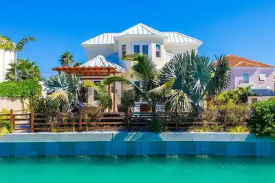 Image de Bord de l'eau et piscine privée @Hawksbill House dans un quartier prestigieux et sûr