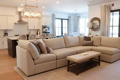 Image de Nouveau condo de luxe à distance de marche de la place historique d'Oxford.