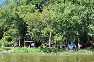 Image de Cottage rustique au bord de l'eau avec kayaks et canoë gratuits