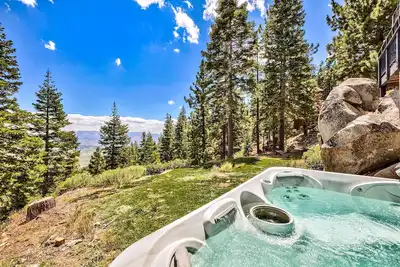 Image de Mv50: Skiers Delight Lodge avec cinéma maison, bain à remous et salle de sport
