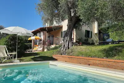 Image de Maison de campagne toscane typique située sur les collines