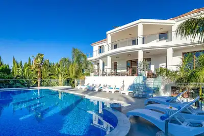 Image de 7 chambres ultra luxe, immense piscine et bain à remous dans une oasis jardinée, à 5 min de la plage