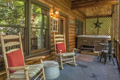 Image de Cherokee Creek - Animaux acceptés | Porche blindé | Bûche cerise | Foyer