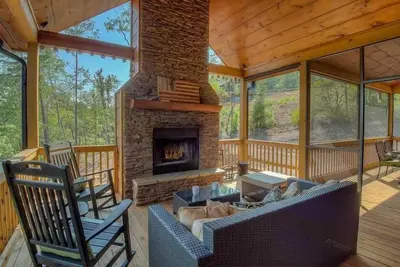 Image de Breathe Inn- Présenté sur Hgtv | Master on Main | Vie en plein air | Jacuzzi