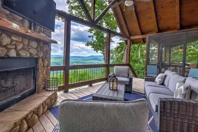 Image de Cloud Nine - Incroyable Voir | Porche filtré | Cheminée extérieure | En vedette dans le Atlanta Journal