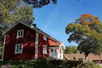 Image de Village du 19ème siècle dans une campagne vivante proche de la nature.