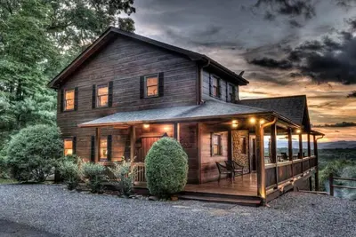 Image de Big Sky Retreat - Animaux acceptés | Salle de jeux | Bain à remous avec vue