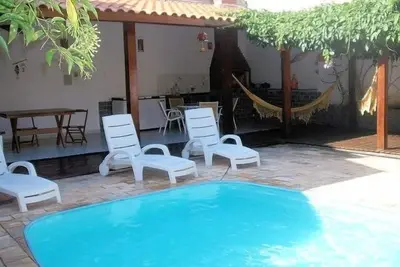 Image de Mountain House dans la piscine et de la sécurité avec la plage