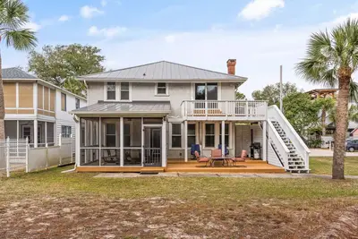 Image de Sea Side Inn situé à quelques pas de l'entrée de la garde côtière Beach sur East Beach