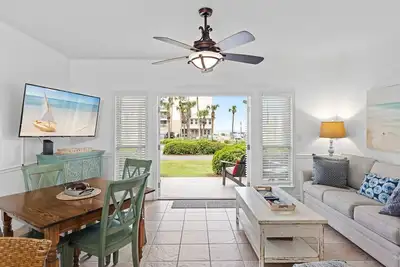 Image de Adorable condo directement en face de la plage! Parfait pour les couples ou les petites familles! Belle piscine! !