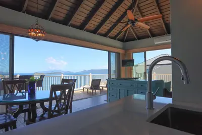 Image de Vous venez de trouver votre maison de vacances avec une vue imprenable! Bienvenue chez Deja Blue!