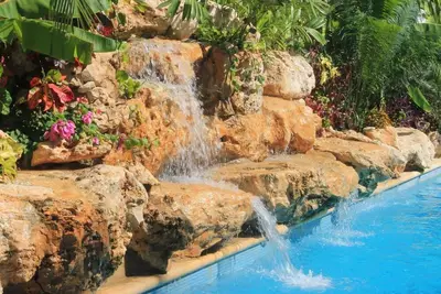 Image de 2 chambres \/ 2 salles de bain complètes, 3 balcons, à quelques minutes de la plage et de la 5e avenue