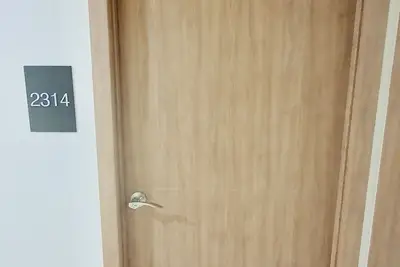 Image de Condo neuf près de l'aéroport, des centres commerciaux et des universités avec Internet haute vitesse