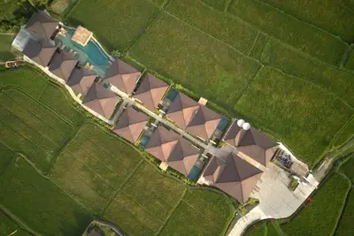 Image de Belle villa avec piscine privée donnant sur une rizière