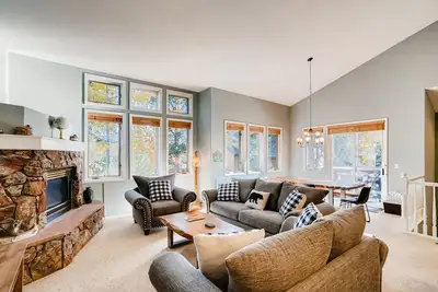Situé sur le pic 8 et près de l'arrêt de la navette! Été remodelé de 2019. Nouveau bain à remous!