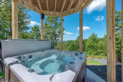 Image de Élégante maison dans la région du lac w / foyer, bain à remous, et table de billard!