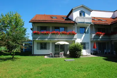 Image de Appartement de luxe avec piscine intérieure, terrasse ensoleillée et mobilier haut de gamme