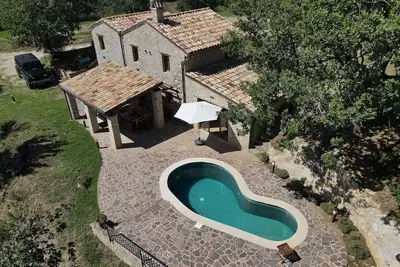 Image de Maison en pierre rustique avec une touche moderne