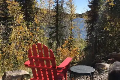 Image de Cabane de l'aventurier au bord du lac