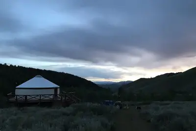 Image de Yourte dans l'arrière-pays dans la vallée privée