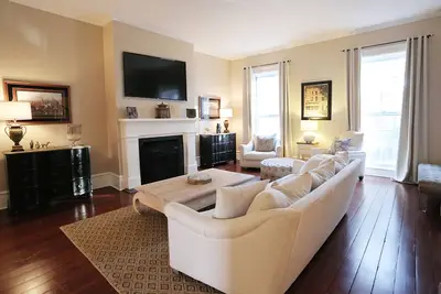 Image de Ce manoir à couper le souffle dispose de 6 chambres! Parking privé! Cour!