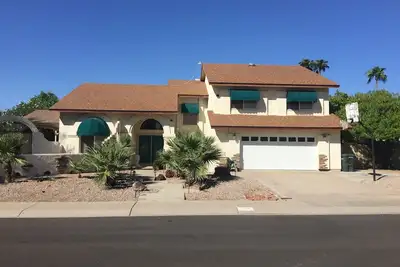 Image de Studio privé flambant neuf avec accès à la piscine