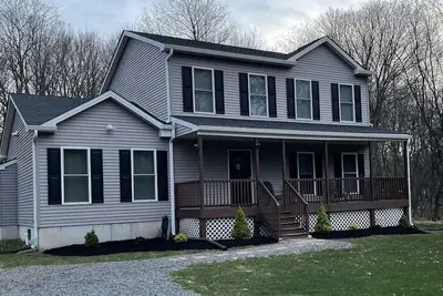 Image de Large Pocono Mountain Getaway with hot tub, finished basement, bar & game room!