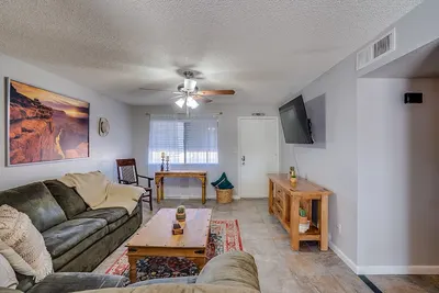 Image de Desert Sw 3br Maison de style ranch, 4 téléviseurs, situé au centre, grand accès à l'autoroute