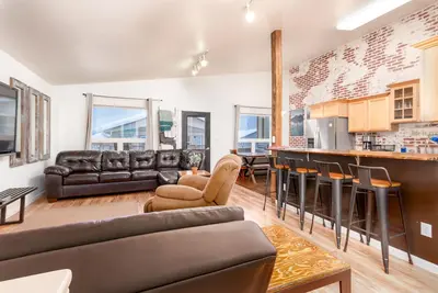 Image de Très bien situé - Vue sur la montagne - Quartier calme - Sauna - Garage chauffé